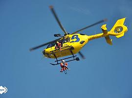 Rescate a bordo del helicòptero medicalizado del SEPA tras sufrir una caída en Cualladrona, en Morcín