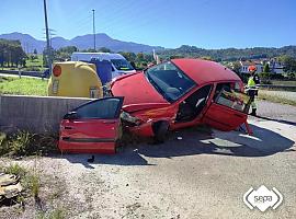 Herido tras salirse de la vía con el vehículo que conducía e impactar contra una barrera cuando circulaba por la N-634 en la salida de Nava