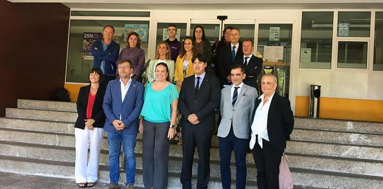 Entrega de los sellos asturianos de movilidad segura en la empresa a ocho compañías regionales