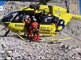 Rescate de una mujer que sufrió una caída en la ruta entre Collada Bonita y CuchaLLón de Villasobrada, en Cabrales.   