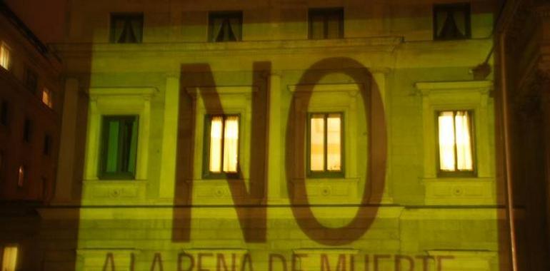 El “No a la pena de muerte” ilumina más de treinta ciudades españolas