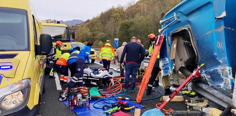 Herido al volcar el camión que conducía cuando circulaba entre los kilómetros 66 y 67 de la AP-66 en sentido Serín, en Lena