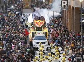Avilés se ilumina con el desfile de Antroxu, un espectáculo de creatividad y tradición