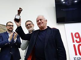 Barbón llama a reivindicar “más cultura y más democracia” en la entrega del Premio Espacio Cultural 19 10 a Víctor Manuel