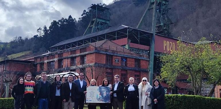 La moda asturiana brilla en el Pozo Sotón con la Pasarela Laurita Laureada