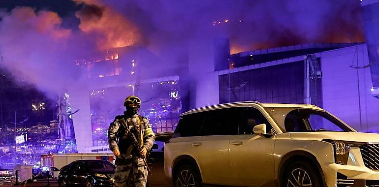 El atentado que sembró ayer el terror en sala de conciertos de Moscú deja al menos 93 muertos y 11 detenidos