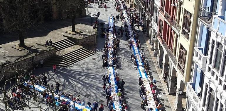 La Comida en la Calle: 15.000 comensales comparten un banquete gigante en el corazón de Avilés