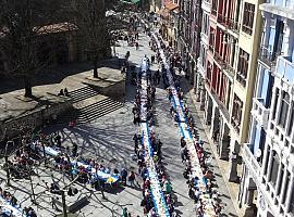 La Comida en la Calle: 15.000 comensales comparten un banquete gigante en el corazón de Avilés
