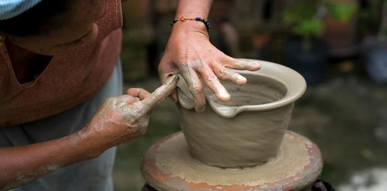 Avilés se llena de barro con talleres gratuitos de cerámica en los Días Europeos de la Artesanía