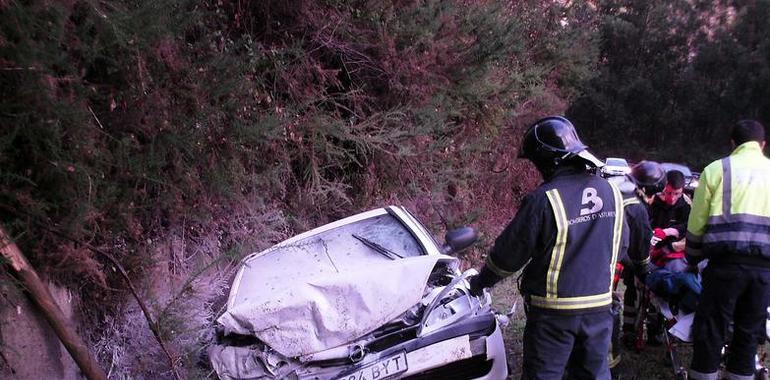 Una mujer de 53 años, policontusionada tras un accidente a la altura de Calabazos, Tineo