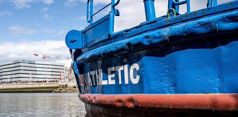 Bilbao se viste de fiesta con la legendaria gabarra del Athletic