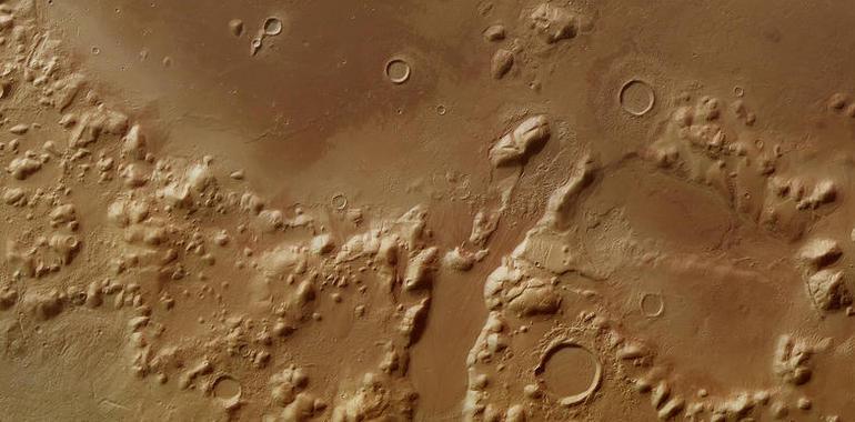 Montañas y hielo subterráneo en Marte