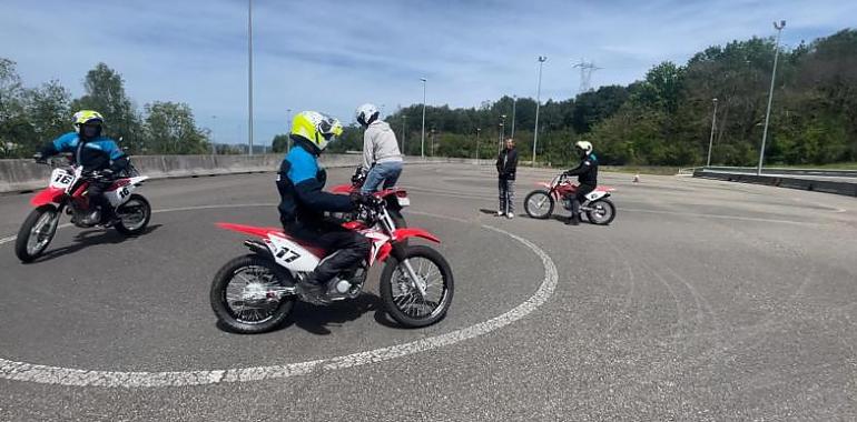La Policía Local de Avilés mejora su pericia en el manejo de motocicletas con un curso avanzado