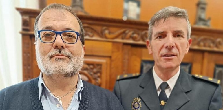 Carlos Martínez Rey, el nuevo Jefe de la Policía Nacional en Langreo-San Martín del Rey Aurelio, se reúne con los alcaldes de la zona