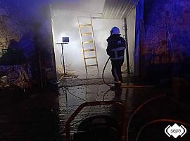 Extinguido un incendio en Sobrescobio con dos personas intoxicadas por humo
