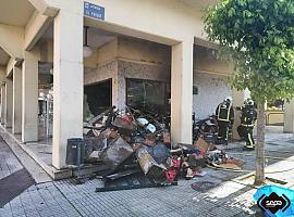  Los bomberos consiguen sofocar un incendio en un local comercial de San Martín del Rey Aurelio tras una rápida intervención
