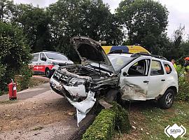 Colisión en la AS-17: Un hombre resulta herido y tiene que ser rescatado por los bomberos