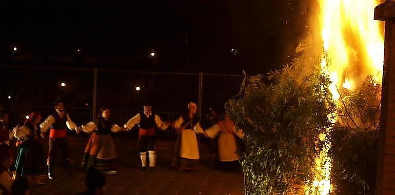 Avilés celebra la llegada del verano con las tradicionales danzas primas en la noche de San Xuan