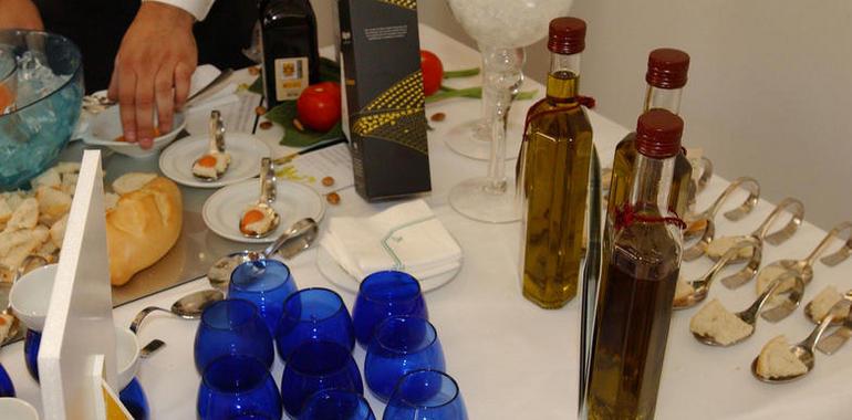 Iberia promocionan el aceite de oliva virgen extra español en la terminal 4 del aeropuerto de Barajas 