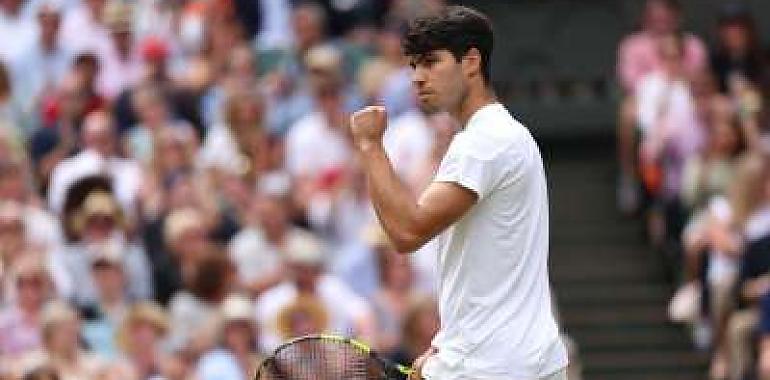Carlos Alcaraz asombra al mundo y vence a Djokovic para coronarse en Wimbledon