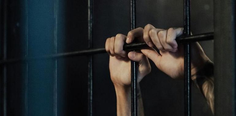 Hostelero gijonés enfrenta 11 años de prisión por presunta violación a un camarero durante la noche de San Juan