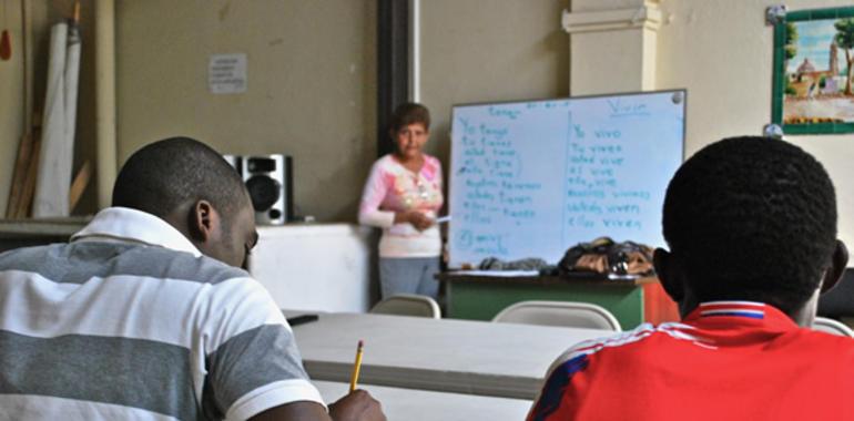 Clases de español marcan un nuevo comienzo para refugiados de África