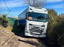 Borracho y al volante de un tráiler de 40 toneladas: un camionero polaco multiplica por ocho la tasa de alcohol y acaba atrapado cerca de ParqueAstur