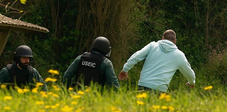 Fin a 16 horas de tensión en Grado: el hombre atrincherado se rinde tras dialogar con el alcalde y la Guardia Civil