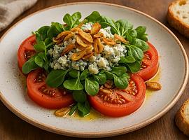 Recetas de una abuela asturiana: Ensalada de Cabrales, ayos fritos, tomate y brotes frescos (Pa xente que quier comer bien ensin complicase la vida)