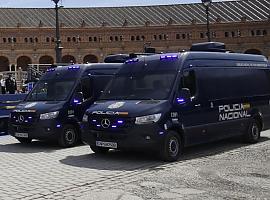 La Policía Nacional presenta en Cangas del Narcea sus nuevas unidades móviles para expedir DNI y pasaportes
