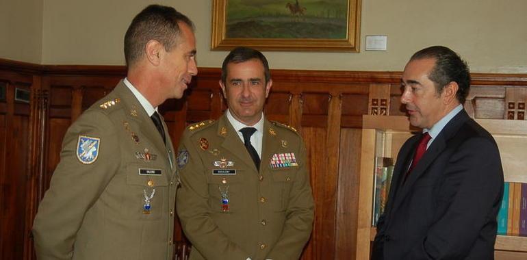 Goñi recibe al Comandante Militar de Asturias Francisco Rosaleny y al coronel Fernando García González-Valerio