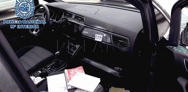Detenida en Avilés por reventar coches y hacer compras con la documentación robada