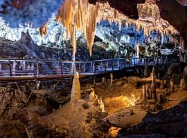 ¿Te atreves a adentrarte en las entrañas de la Tierra Descubre la aventura más espectacular de los Picos de Europa en la Cueva El Soplao en el Puente de Mayo