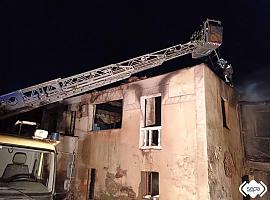 Una noche infernal en Salas: muere un hombre y otro resulta herido en un incendio devastador en El Pousadoriu