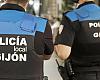 Milagro en la calle Cienfuegos: dos agentes salvan la vida de un hombre con un desfibrilador de la Policía Local