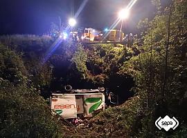 Rescate agónico en Tineo: un camionero sobrevive tras caer por un barranco de diez metros al volante