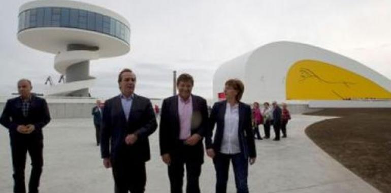 Fernández respalda a la alcaldesa de Avilés en la negociación del Niemeyer
