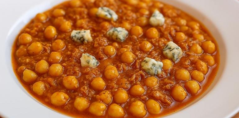 Recetas de una abuela asturiana: Garbanzos con costiella desmenuzá al Cabrales (la receta que calienta l’alma y presta como un día de sol en Xixón)