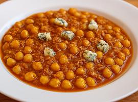 Recetas de una abuela asturiana: Garbanzos con costiella desmenuzá al Cabrales (la receta que calienta l’alma y presta como un día de sol en Xixón)