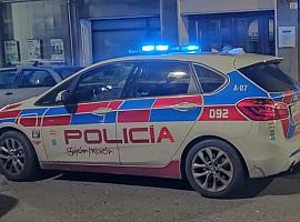 Noche de caos en La Camocha | Más de 20 policías y patrullas caninas intervienen para frenar una pelea multitudinaria frente a la biblioteca