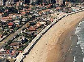 Asturias ondeará 14 banderas azules este verano: dos playas pierden el distintivo por no cumplir los exigentes criterios de calidad