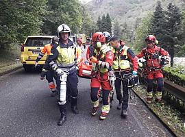 Tragedia en la AS-17: una madre, su hija y un niño luchan por recuperarse tras un brutal accidente en Sobrescobio