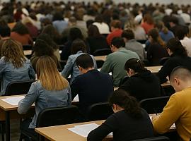 Miles de personas compiten en Gijón por una plaza fija en Oviedo: el sueño de un empleo para toda la vida sigue más vivo que nunca