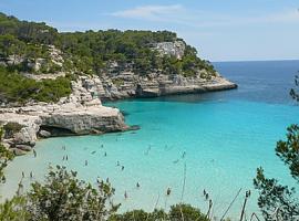 Menorca te está esperando: aguas turquesas, calas secretas y descanso total desde solo 370€