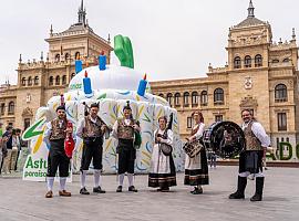 Asturias desembarca en Valladolid con gaitas, sorteos y una tarta gigante para celebrar los 40 años de su marca turística más icónica