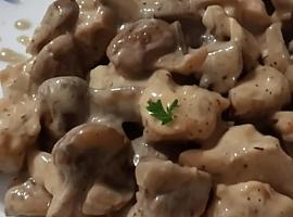 Recetas de una abuela asturiana: Pechuga de Pollo con champiñones Portobello y salsa de Cabrales (pa’ comer este platín no hace falta más que un poco de cariño)