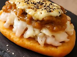 Recetas de una abuela asturiana: Coca de bacalao confitáu, cebolla caramelizada y salsa Cabrales (agora resulta que la coca ye una maravilla)