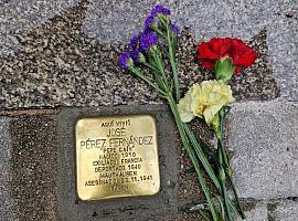 Derechos Ciudadanos coloca tres piedras de la memoria en Cangas del Narcea en un acto que refuerza la democracia y lucha contra el olvido