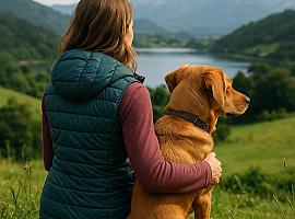 Asturias lanza un portal con más de 300 recursos para visitantes con mascotas: playas, hoteles, museos y transporte pet friendly