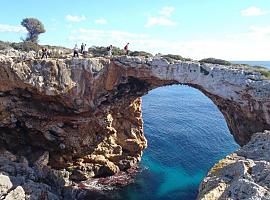 Sumérgete en la magia azul de Mallorca: vive la aventura única de explorar la Cova dels Coloms desde Cala Romántica